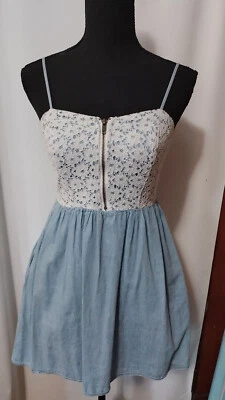 Vestido para mujer marca Wet Seal azul con encaje blanco talla S Foto 1 de 4