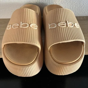 Bebe Women's Plushy Slip-On Slide Platform Sandal Size 7 Beige/nude - Picture 1 of 6