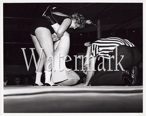 Lucha libre de colección para mujer original Foto en blanco y negro impresión original 8" x 10", rara, lanzamiento de catapulta - Imagen 1 de 2