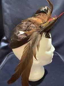 Unusual Vintage C1930-40 Brown Asymmetric Tilt Toque Hat With Bird + Feathers - Picture 1 of 9