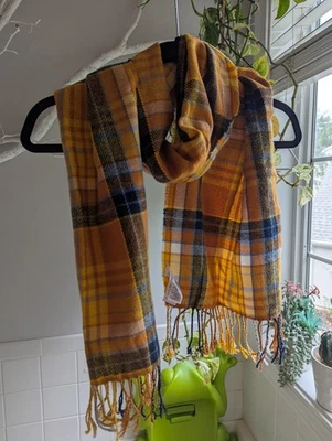 Bufanda de punto suave 70"x13" con borlas, azul marino antiguo, cuadros amarillo/marrón Foto 1 de 4