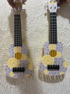 2x Ukulele giocattolo in plastica giallo. Giallo soleggiato. Allegro. Tunes Ma Non Pro Strum - Foto 1 di 2