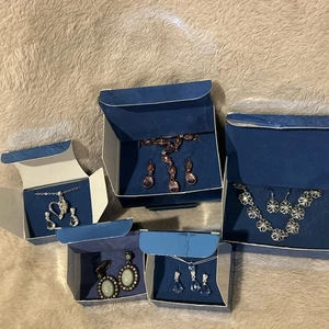 Set bestehend aus 5 verpackten Avon Schmuck 4 Halskette und Ohrringen 1 Paar Ohrclips - Bild 1 von 10