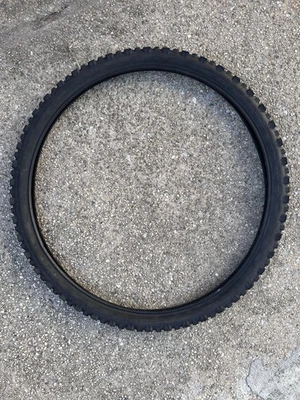 Neumático de bicicleta de montaña KENDA 26 x 2,10 banda de rodadura en excelente estado Foto 1 de 4