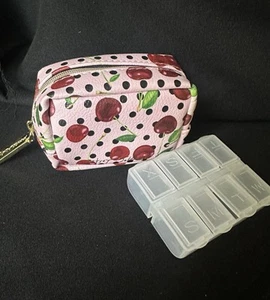Betsey Johnson portapillole e astuccio/ciliegie/pois rosa - Foto 1 di 3