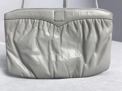 Bolso de mano vintage años 80 gris perla cuero con marco de resorte y mini correa 11"x7.5" Foto 1 de 4