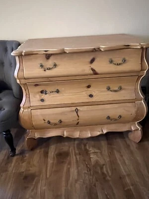 Hermosa cómoda blanca de pino nudoso adornada Foto 1 de 4
