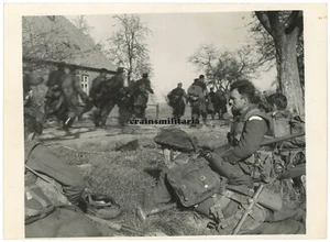 Orig. PRESSE Foto englische Soldaten deutsche POW Gefangene bei WINSEN Elbe 1945 - Bild 1 von 2