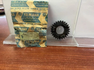NOS Yamaha 214-17141-11 DT3 RT2 RT3 MX360 MX250 Transmission Pinion 4th Gear - Image 1 of 2