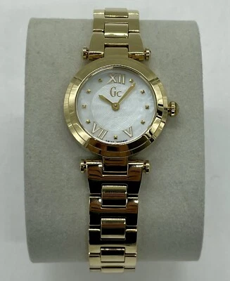 Reloj para mujer Guess Collection madreperla esfera romana tono dorado Y07008L1 Foto 1 de 4