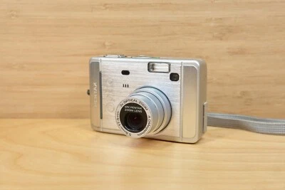 Pentax Optio S40 4MP Digital Camera, 3x Optical Zoom, Silver - Image 1 of 4