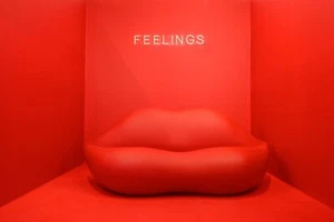 RED Lips Sofa/Bench-Resin Polymer Plastic material-Perfect for Indoor/Outdr USE - Picture 1 of 4