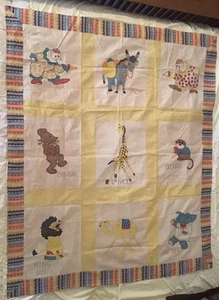VINTAGE ZIRKUS THEMA KRIPPENDECKE: CLOWNS, BÄR, GIRAFFE, LÖWE, AFFE UNBENUTZT - Bild 1 von 14