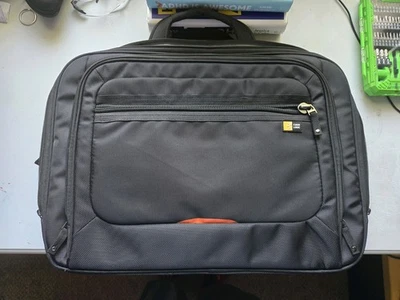 Maletín Case Logic con correa para el hombro para ordenadores de 15" y 17" Foto 1 de 4