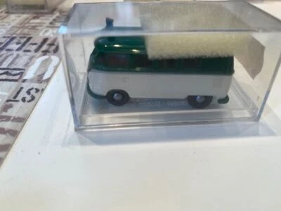 Brekina 3162 VW T 1 Bulli Scheibenwagen Polizei grün-weiß in Vitrine HO 1:87 - Bild 1 von 2