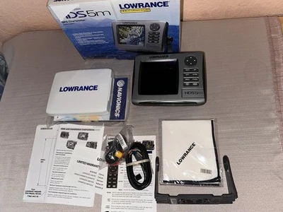 NEW Lowrance HDS 5m ChartPlotter / Fishfinder W/ Power Cable, Mount, Cover - Image 1 of 4