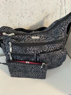 Baggallini Mediano Nylon con Portabotellas de Agua Oculto Foto 1 de 4