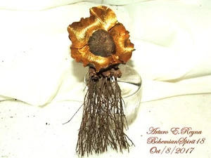 ARTURO E.REYNA NATURAL GOLD DRY FLOWERS RUSTIC HANDCRAFTED SIGNED BROOCH/PIN - Bild 1 von 5