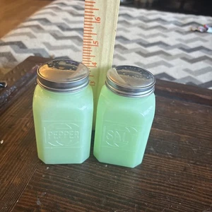 JADEIT GRÜN DEPRESSION STIL GLAS SALZ & PFEFFERSTREUER größere Größe - Bild 1 von 5