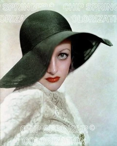 JOAN CRAWFORD INDOSSA UN CAPPELLO A TESA GRANDE BELLISSIMA FOTO A COLORI DI CHIP SPRINGER - Foto 1 di 1