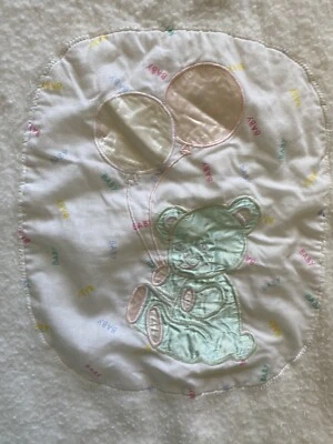 老式 Quiltex 婴儿毯泰迪熊气球多色白色中心 — 第 1/4 张图片