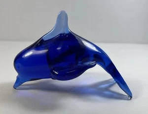 Estatuilla de delfín de vidrio artístico azul colbalto de colección 4,5" soplado a mano - Imagen 1 de 13