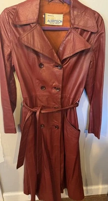 Gabardina larga Torsten Albertsson roja vintage años 70 cuero talla pequeña con corbata Foto 1 de 4