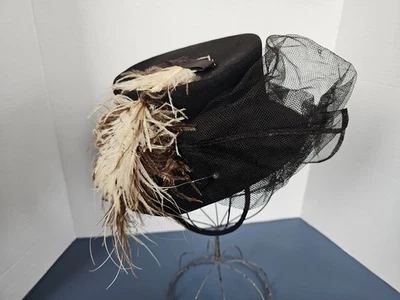 Antiguo sombrero de montar de lana negro pequeño de colección para damas sombrerería velo de plumas NY Foto 1 de 4