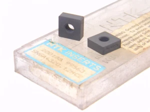 NEU ÜBERSCHUSS 2 Stk. NTK SNGA 4320.12 GRADE: HC2 KERAMIKEINSÄTZE - Bild 1 von 1