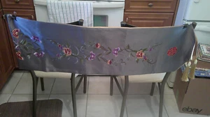 Runner da tavolo vintage seta/raso 84" x 13,5" grigio con accenti floreali e nappe - Foto 1 di 2