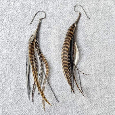Pendientes colgantes de plumas hechos a mano con cadenas de metal - Boho - Western - Terroso Foto 1 de 4