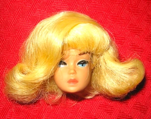 LOTE PELUCA BARBIE VINTAGE SIN CUERPO MODA CABEZA DE REINA Y PARTE LATERAL RUBIA ABATIBLE BARBIE - Imagen 1 de 8