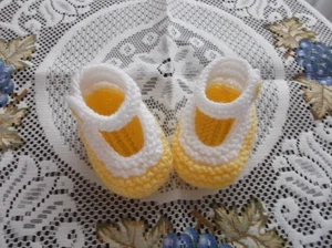 HAND KNITTED BABY SHOES / BOOTIES 0-3 MONTHS - Picture 1 of 1