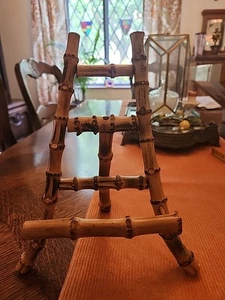 Caballete de exhibición vintage de bambú quemado Chinoiserie 9,25"" de alto - Imagen 1 de 13