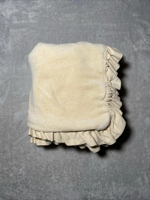 Manta bebé tostada terciopelo liso reversible blanco jeresy tejido volantes adorno Lovey Foto 1 de 3