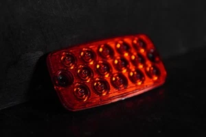 Maxxima M42206R LED Rectangular Red Low Profile Surface Mount STT Light - Foto 1 di 4