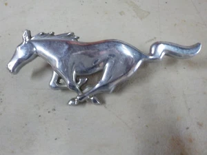 71 72 Mustang OEM Standard Front Grille Horse Ornament 1971 1972 #1 FREE SHIPPIN - Bild 1 von 2