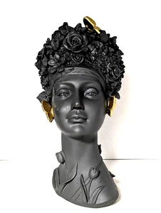 Elegante Skulptur schwarze Frauenbüste mit floralem Kopfdesign & 3 goldenen Schmetterlingen - Bild 1 von 15