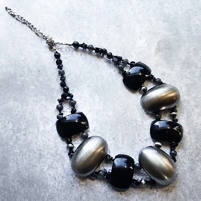 Collar acrílico plateado metálico negro y cepillado con cuentas 18" Foto 1 de 4