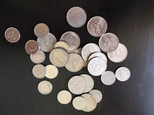 30 vintage Queen Elizabeth II five pence coins - Picture 1 of 2