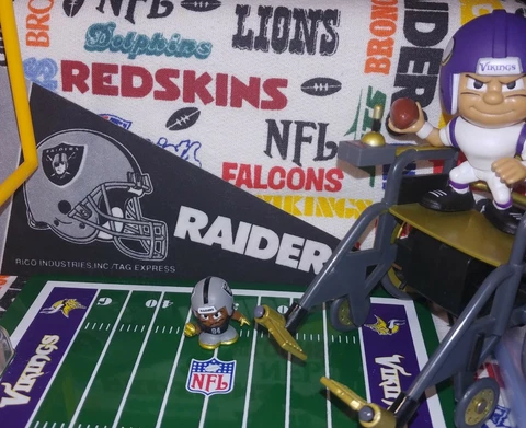 2019 NFL Teenymates Gold Box Exclusive Oakland Raiders WR Antonio Brown figure Cover