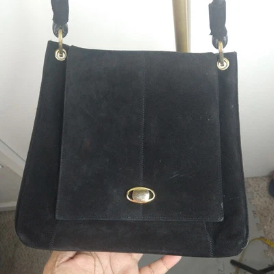 ¿Gamuza negra vintage? Bolso de hombro de cuero vegano con detalles dorados Foto 1 de 4
