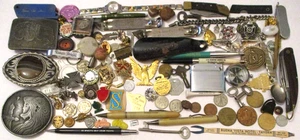 VINTAGE NACHLASS AUFRÄUMEN MÜLL SCHUBLADE LOT #15 SCHNALLEN MÜNZEN MARKEN MESSER PINS ++ - Bild 1 von 6