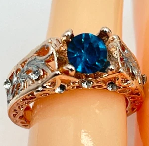 Ring gold & silberfarben offenes Schnörkelband mit blauem Kristall Mittelstein Größe 7 - Bild 1 von 10