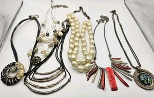 Konvolut 6 Chico’s Halsketten, Perlen, silberfarben, signiert, Leder - Bild 1 von 13