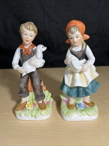 Keramik Junge mit Welpe und Mädchen mit Gans Figuren. 6 Zoll groß. - Bild 1 von 7