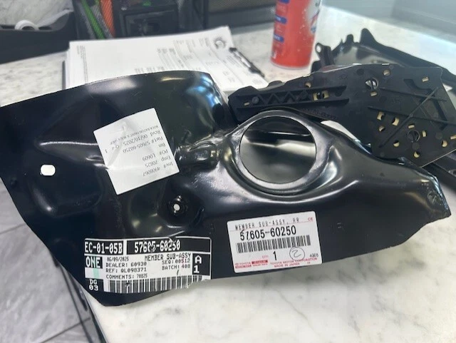 Extensión de piso Lexus GX460 2010-2023 57605-60250 Foto 1 de 1