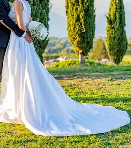 Abito sposa in morbido raso, scollo a barchetta e ampio treno - Foto 1 di 7