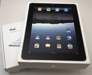 Apple iPad 9.7-Inch 1st Gen 64GB Black (2010) with Keyboard BUNDLE - READ DESC. - Afbeelding 1 van 12