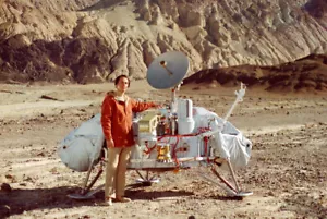 Carl Sagan Posando con Viking Lander Retrato Foto Póster Arte Impresión ELIGE TAMAÑO - Imagen 1 de 1